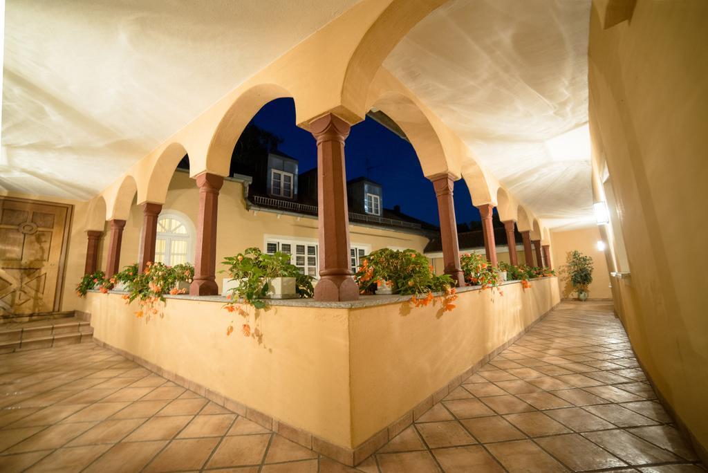Boardinghouse Pfarrkirchen Hotel Buitenkant foto
