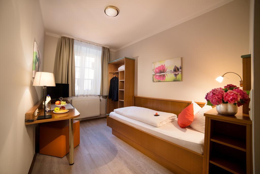 Boardinghouse Pfarrkirchen Hotel Buitenkant foto